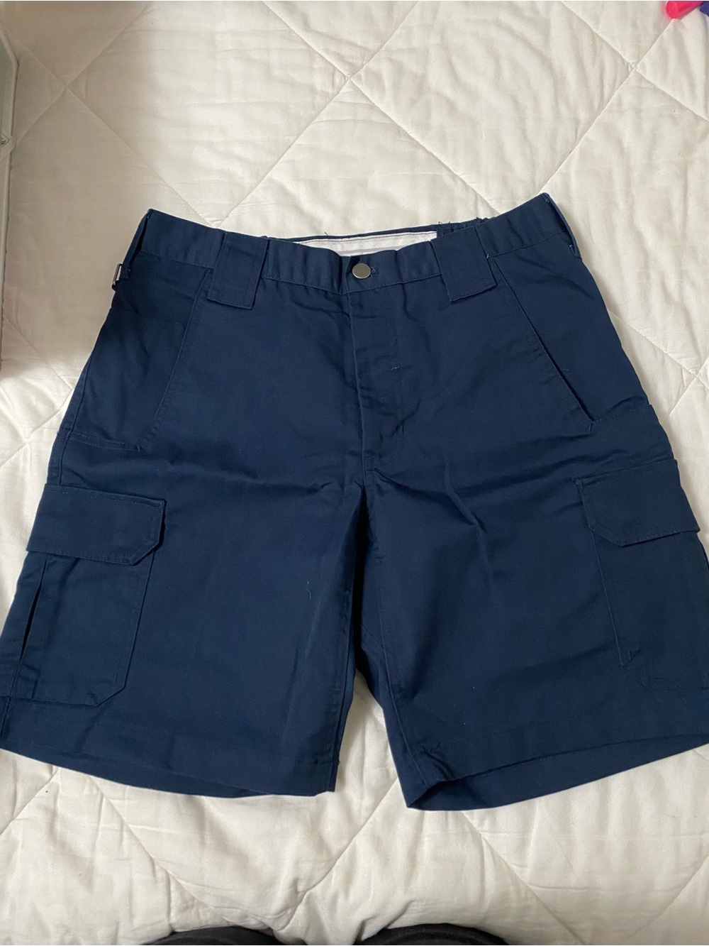 Men's Navy Cargo Shorts with Classic Utility Design Size 32 NWOT